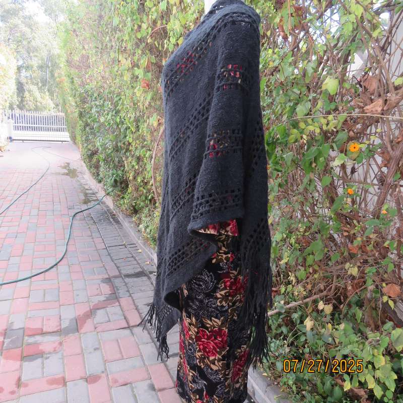 Black acrylic knit throw in pretty pattern. Fringed. Size 34-36.