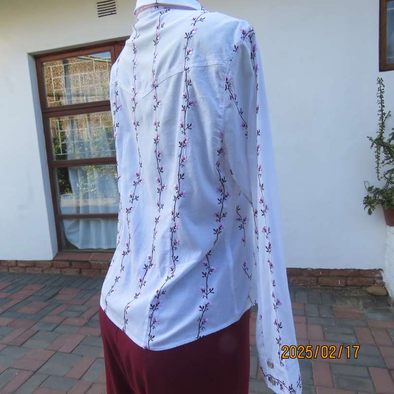 High quality KELSO 100% white long sleeve tailored top with rich pink floral line embroidery.Size 34