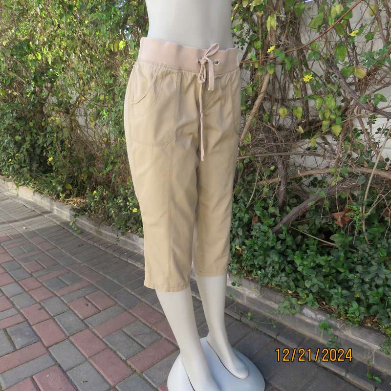 Beautiful easy to wear wheat cropped cotton pants. Knitted elastic waistband/drawstring.Size 36.
