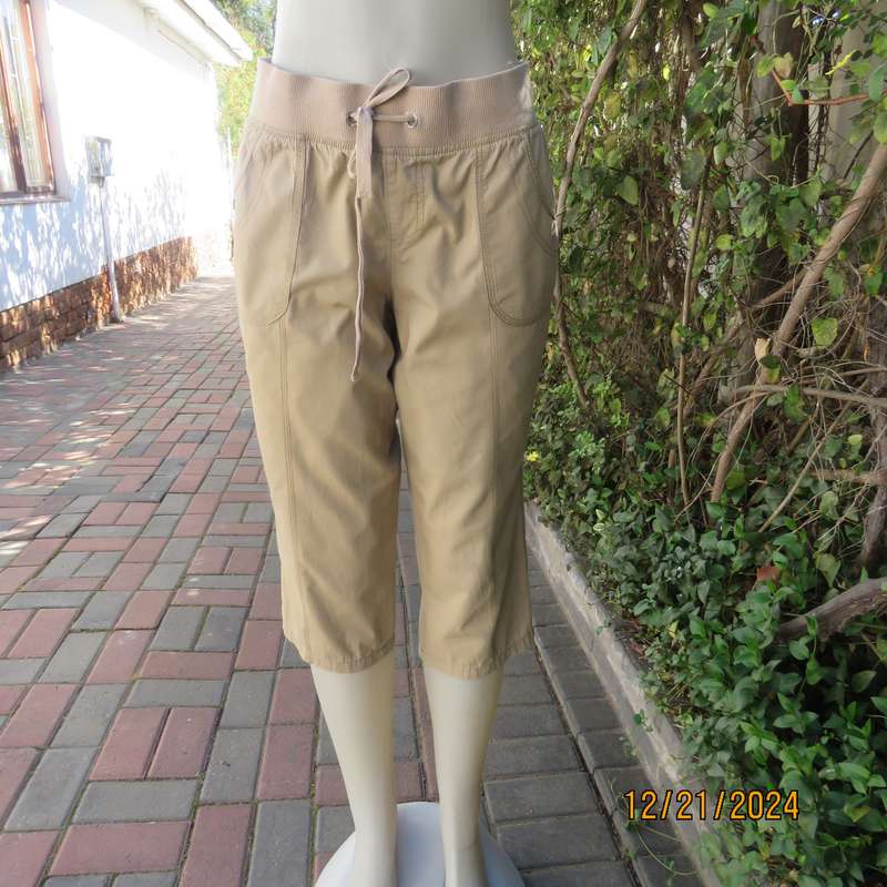 Beautiful easy to wear wheat cropped cotton pants. Knitted elastic waistband/drawstring.Size 36.