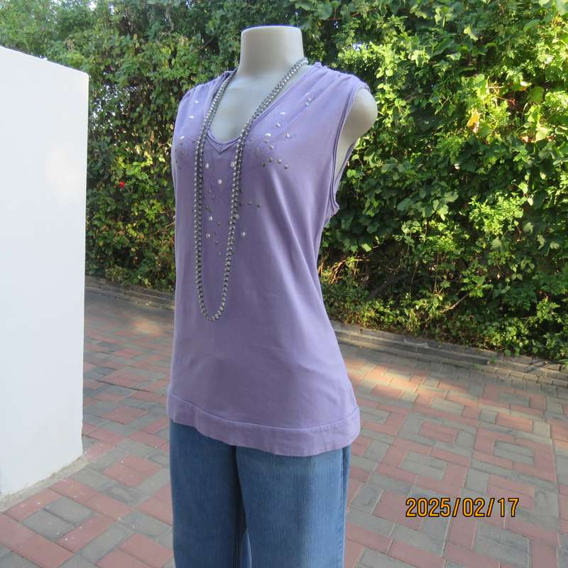 Charming sleeveless pale lilac slip over V neck top.Print and stud decoration.Size 38.Stretch cotton