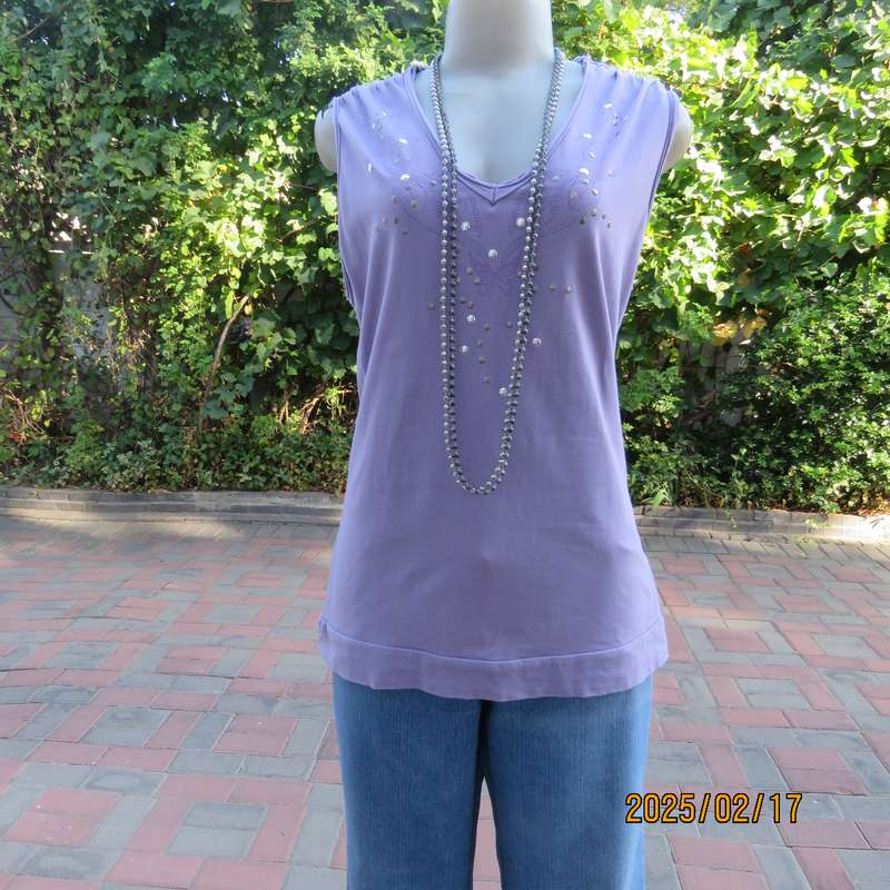 Charming sleeveless pale lilac slip over V neck top.Print and stud decoration.Size 38.Stretch cotton
