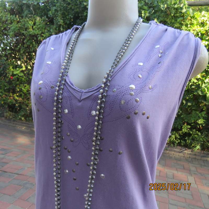 Charming sleeveless pale lilac slip over V neck top.Print and stud decoration.Size 38.Stretch cotton