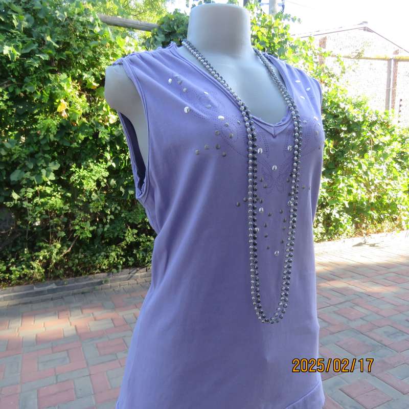 Charming sleeveless pale lilac slip over V neck top.Print and stud decoration.Size 38.Stretch cotton