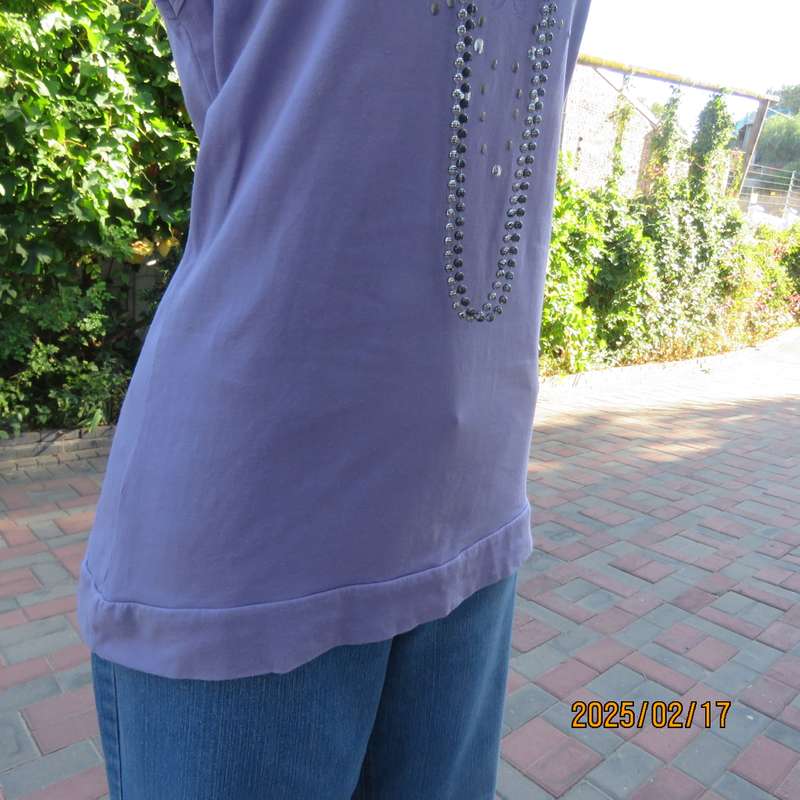 Charming sleeveless pale lilac slip over V neck top.Print and stud decoration.Size 38.Stretch cotton