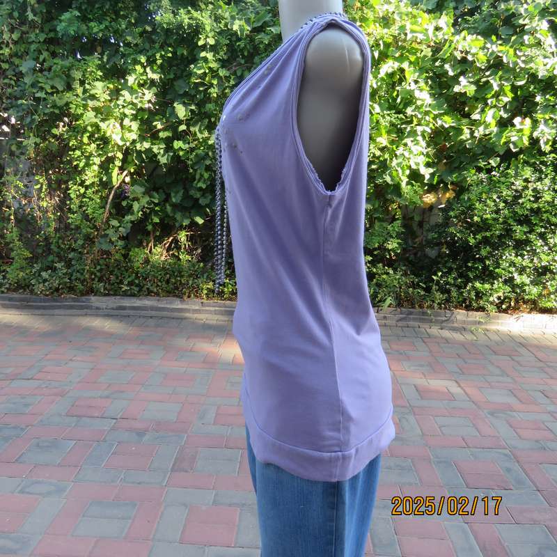 Charming sleeveless pale lilac slip over V neck top.Print and stud decoration.Size 38.Stretch cotton