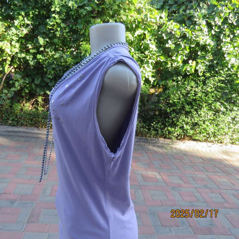 Charming sleeveless pale lilac slip over V neck top.Print and stud decoration.Size 38.Stretch cotton