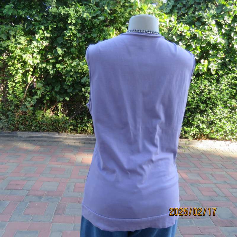 Charming sleeveless pale lilac slip over V neck top.Print and stud decoration.Size 38.Stretch cotton
