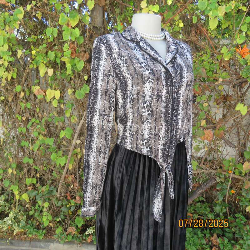 Snakeskin black-white long sleeve cropped viscose top. Open collar. Size 36