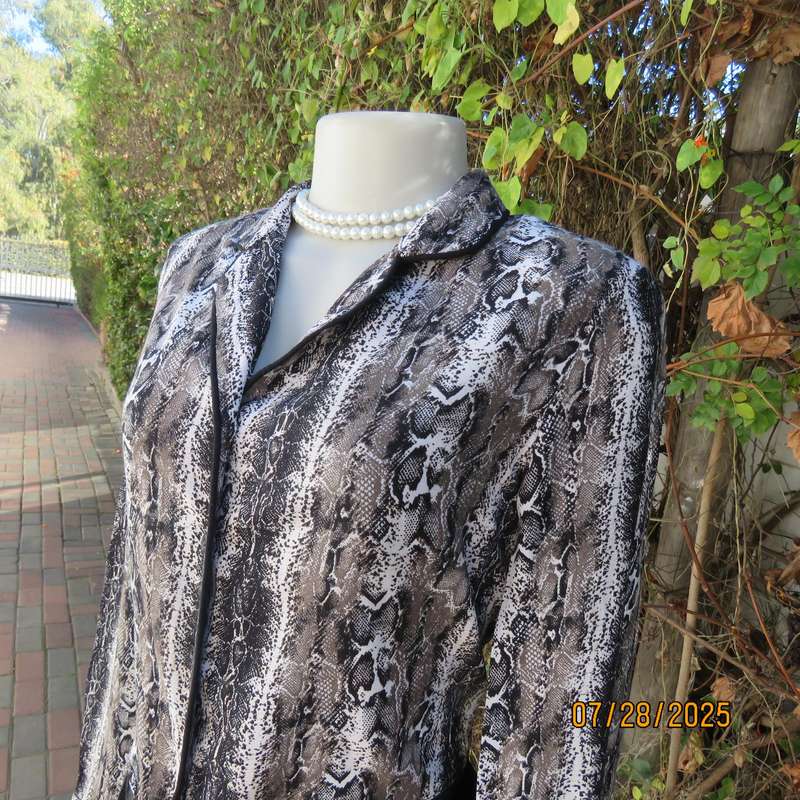 Snakeskin black-white long sleeve cropped viscose top. Open collar. Size 36