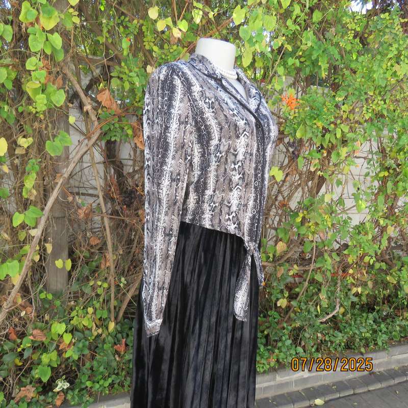 Snakeskin black-white long sleeve cropped viscose top. Open collar. Size 36