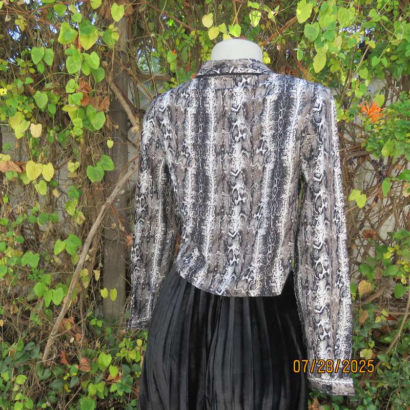 Snakeskin black-white long sleeve cropped viscose top. Open collar. Size 36