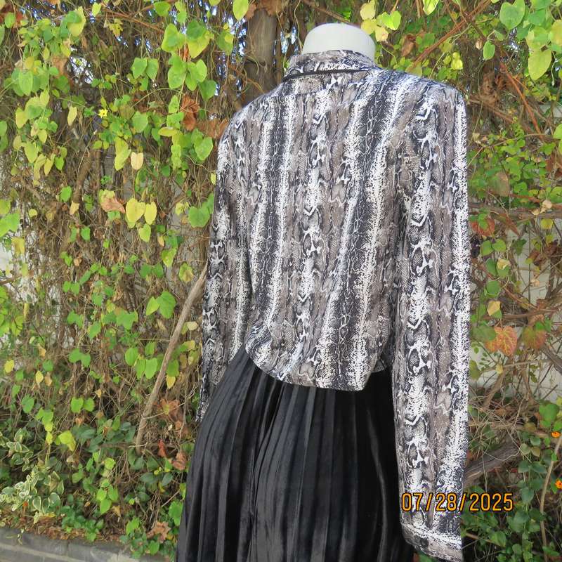Snakeskin black-white long sleeve cropped viscose top. Open collar. Size 36