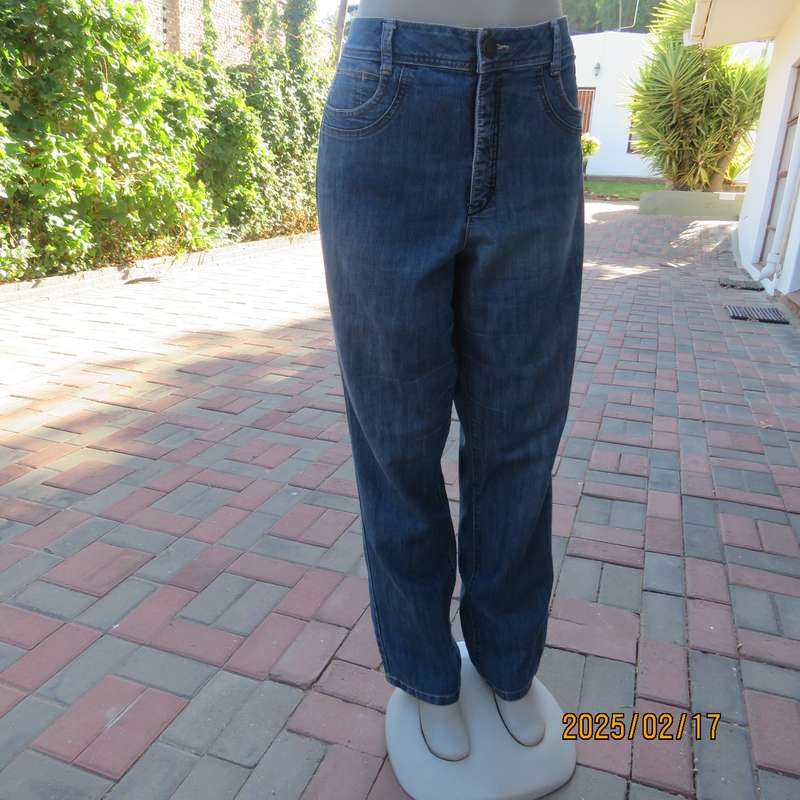 Magic slimleg blue denim WOOLWORTHS jeans in polycotton stretch. Size 40. In very good cond.