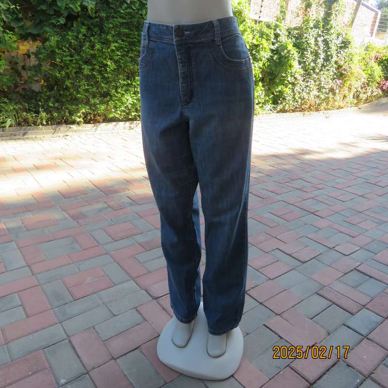 Magic slimleg blue denim WOOLWORTHS jeans in polycotton stretch. Size 40. In very good cond.
