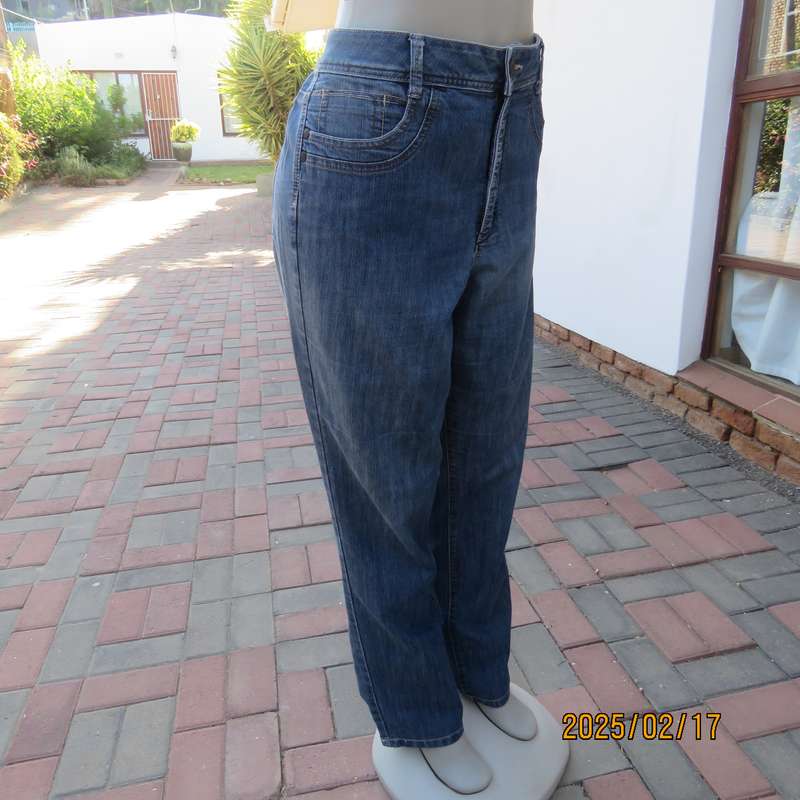 Magic slimleg blue denim WOOLWORTHS jeans in polycotton stretch. Size 40. In very good cond.
