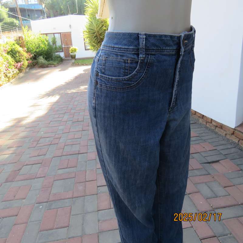 Magic slimleg blue denim WOOLWORTHS jeans in polycotton stretch. Size 40. In very good cond.