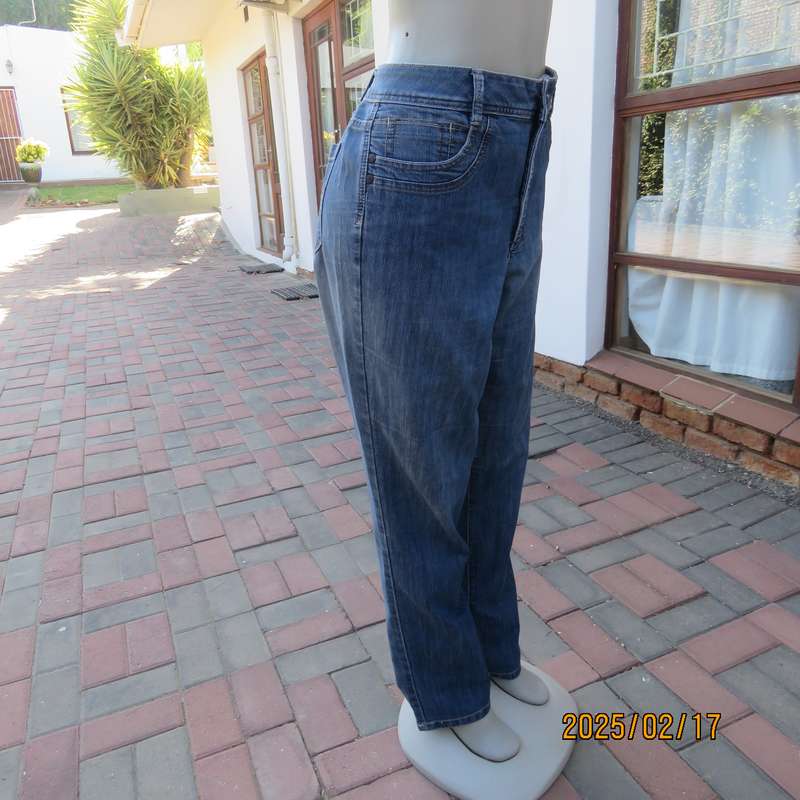 Magic slimleg blue denim WOOLWORTHS jeans in polycotton stretch. Size 40. In very good cond.