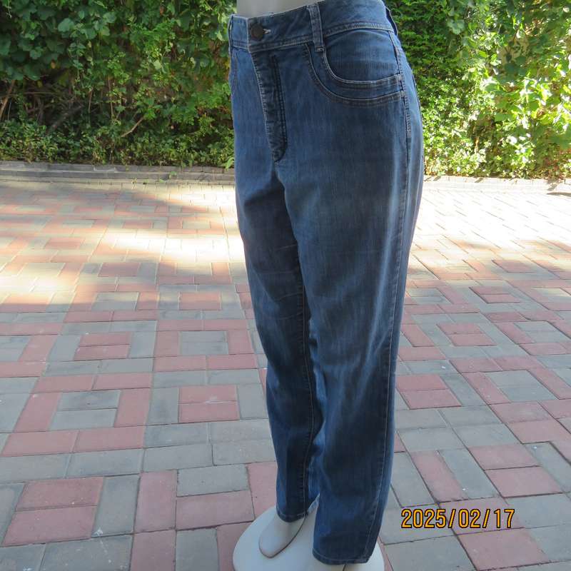 Magic slimleg blue denim WOOLWORTHS jeans in polycotton stretch. Size 40. In very good cond.