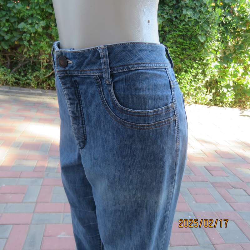 Magic slimleg blue denim WOOLWORTHS jeans in polycotton stretch. Size 40. In very good cond.