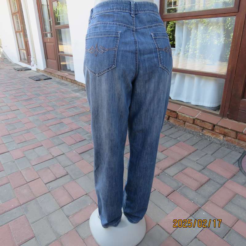 Magic slimleg blue denim WOOLWORTHS jeans in polycotton stretch. Size 40. In very good cond.