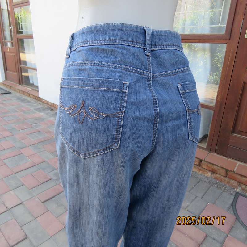 Magic slimleg blue denim WOOLWORTHS jeans in polycotton stretch. Size 40. In very good cond.