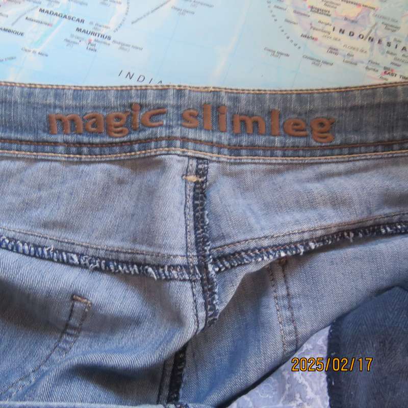 Magic slimleg blue denim WOOLWORTHS jeans in polycotton stretch. Size 40. In very good cond.
