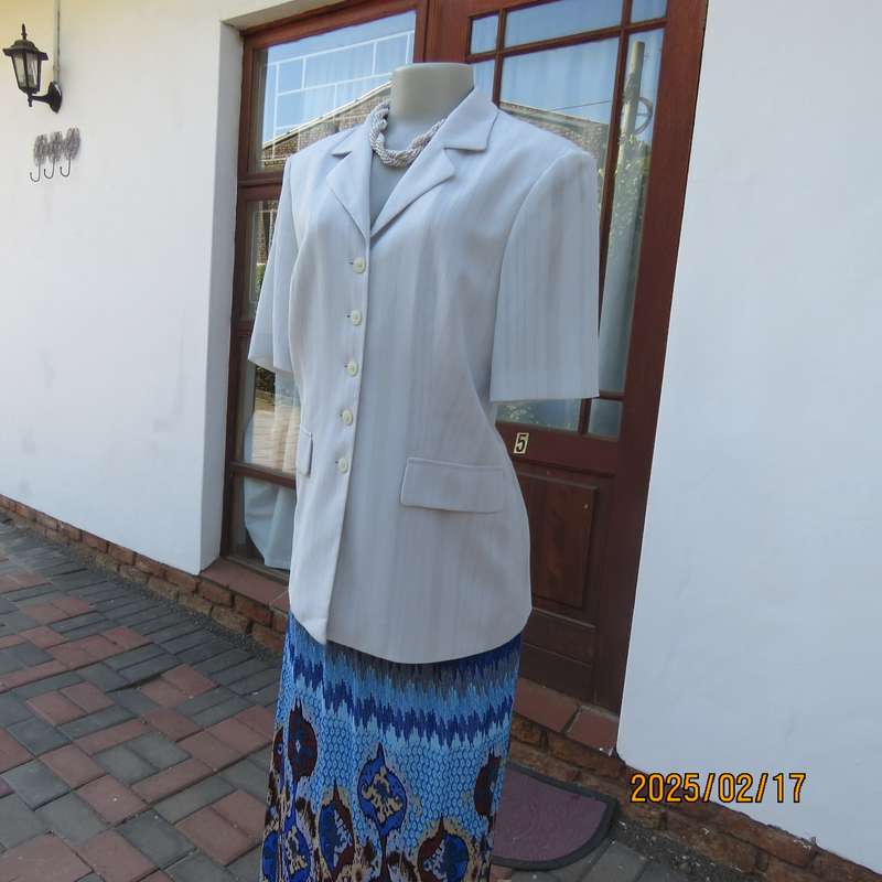 Amazing RETUS silver grey short sleeve button down-open collar top-jacket size 36. Dummy pockets.