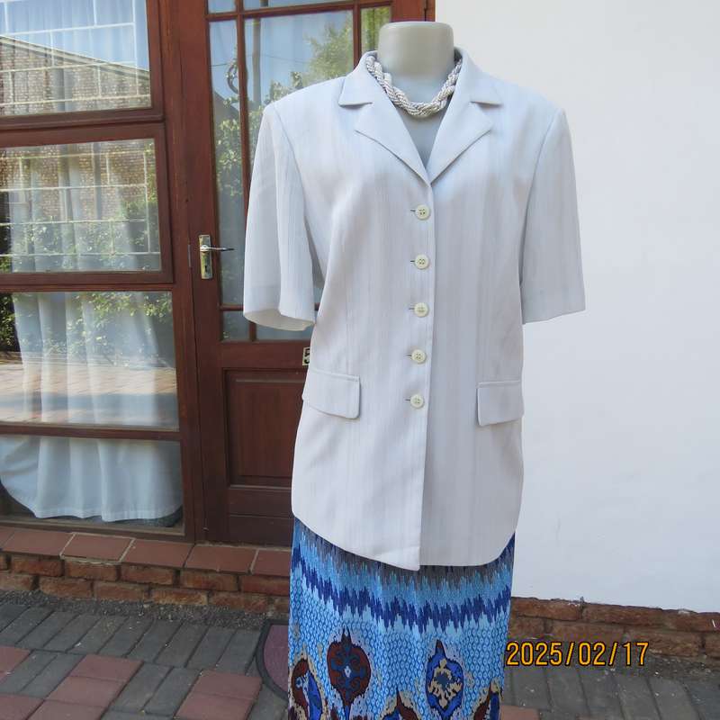 Amazing RETUS silver grey short sleeve button down-open collar top-jacket size 36. Dummy pockets.
