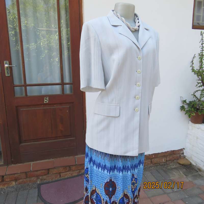 Amazing RETUS silver grey short sleeve button down-open collar top-jacket size 36. Dummy pockets.