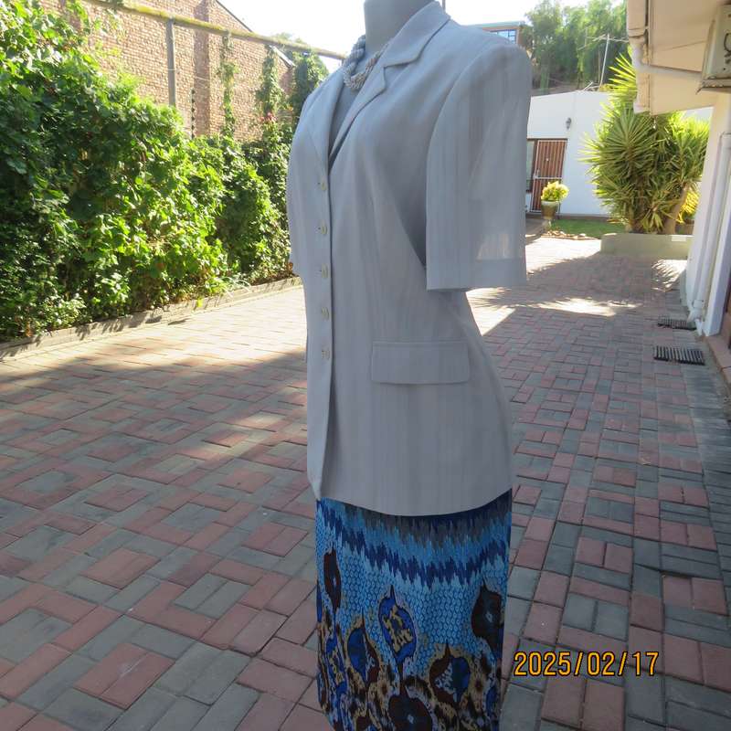 Amazing RETUS silver grey short sleeve button down-open collar top-jacket size 36. Dummy pockets.