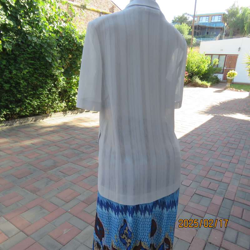 Amazing RETUS silver grey short sleeve button down-open collar top-jacket size 36. Dummy pockets.