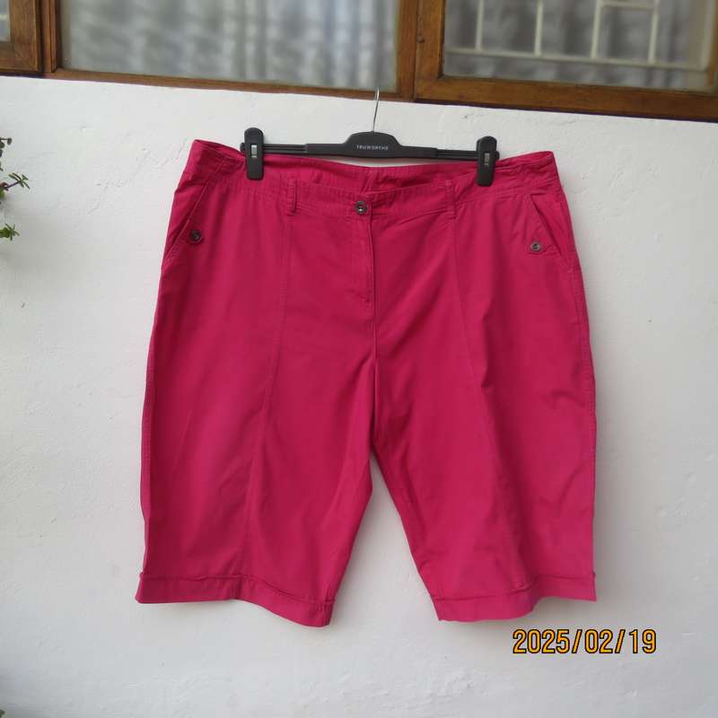 WOOLWORTHS magenta pink knee length 100% cotton shorts. Size 44. Back-size pockets. As new.