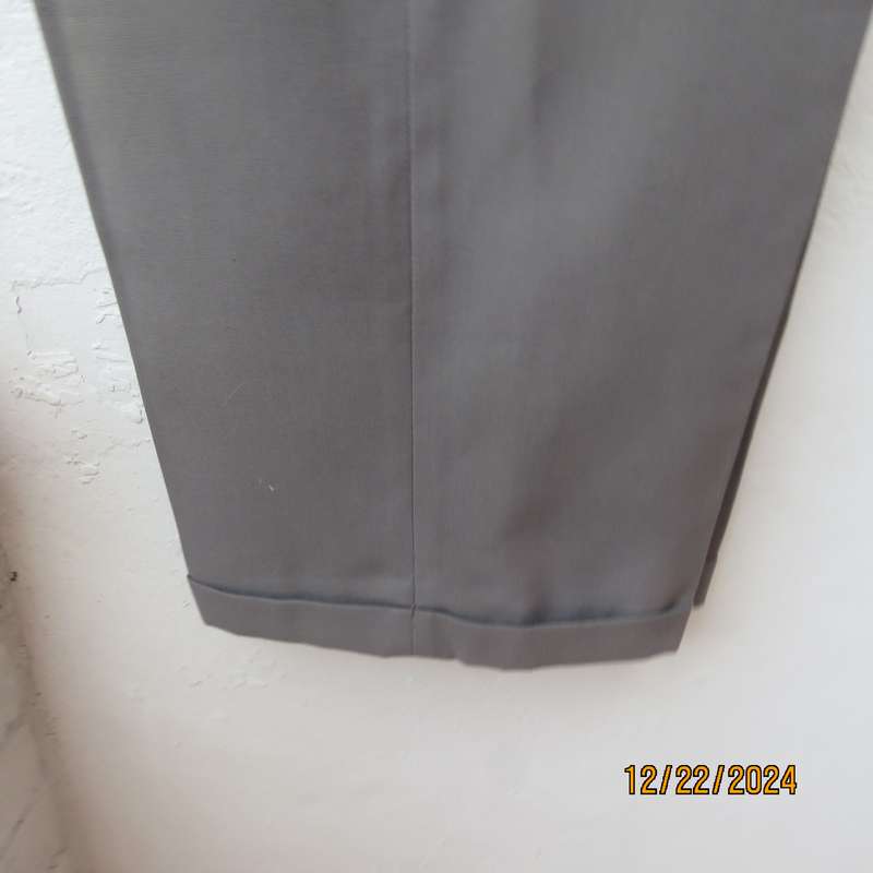 Men's as new ecru colour size 42 trousers with pleated front. Inner leg 80cm. Ecru colour.As new