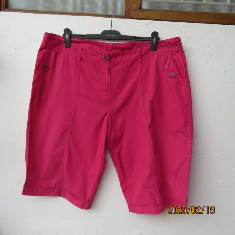 WOOLWORTHS magenta pink knee length 100% cotton shorts. Size 44. Back-size pockets. As new.