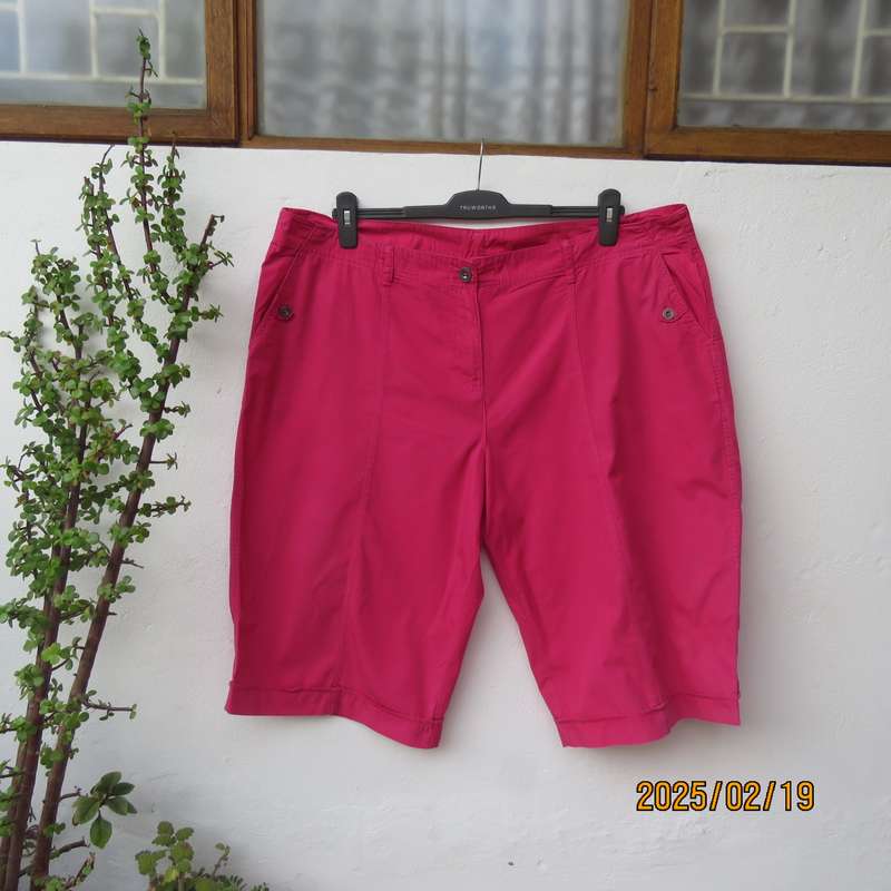 WOOLWORTHS magenta pink knee length 100% cotton shorts. Size 44. Back-size pockets. As new.