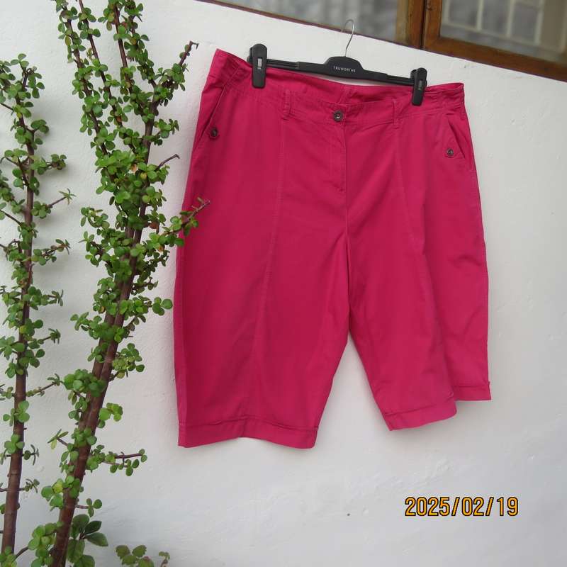 WOOLWORTHS magenta pink knee length 100% cotton shorts. Size 44. Back-size pockets. As new.