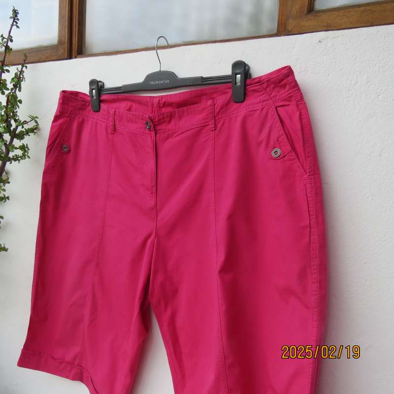 WOOLWORTHS magenta pink knee length 100% cotton shorts. Size 44. Back-size pockets. As new.