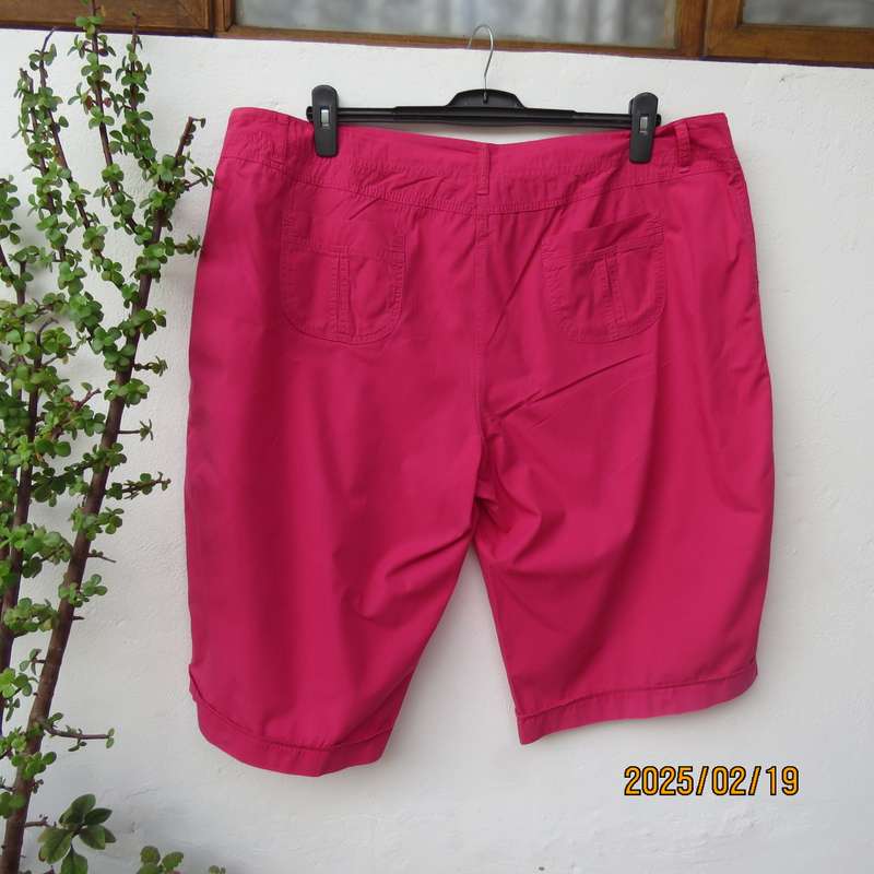 WOOLWORTHS magenta pink knee length 100% cotton shorts. Size 44. Back-size pockets. As new.