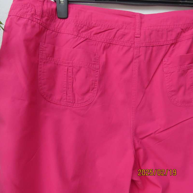 WOOLWORTHS magenta pink knee length 100% cotton shorts. Size 44. Back-size pockets. As new.