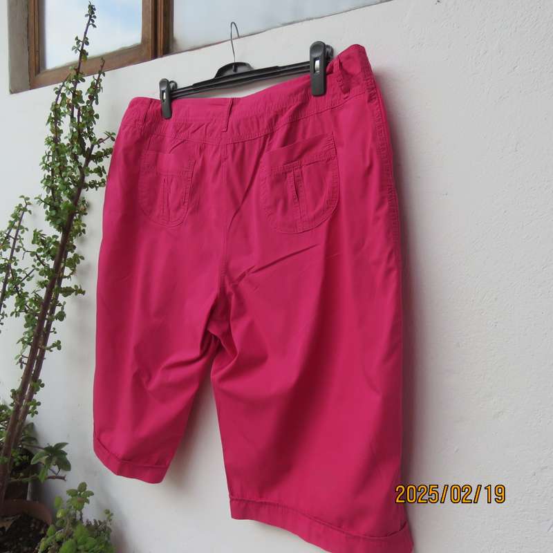 WOOLWORTHS magenta pink knee length 100% cotton shorts. Size 44. Back-size pockets. As new.