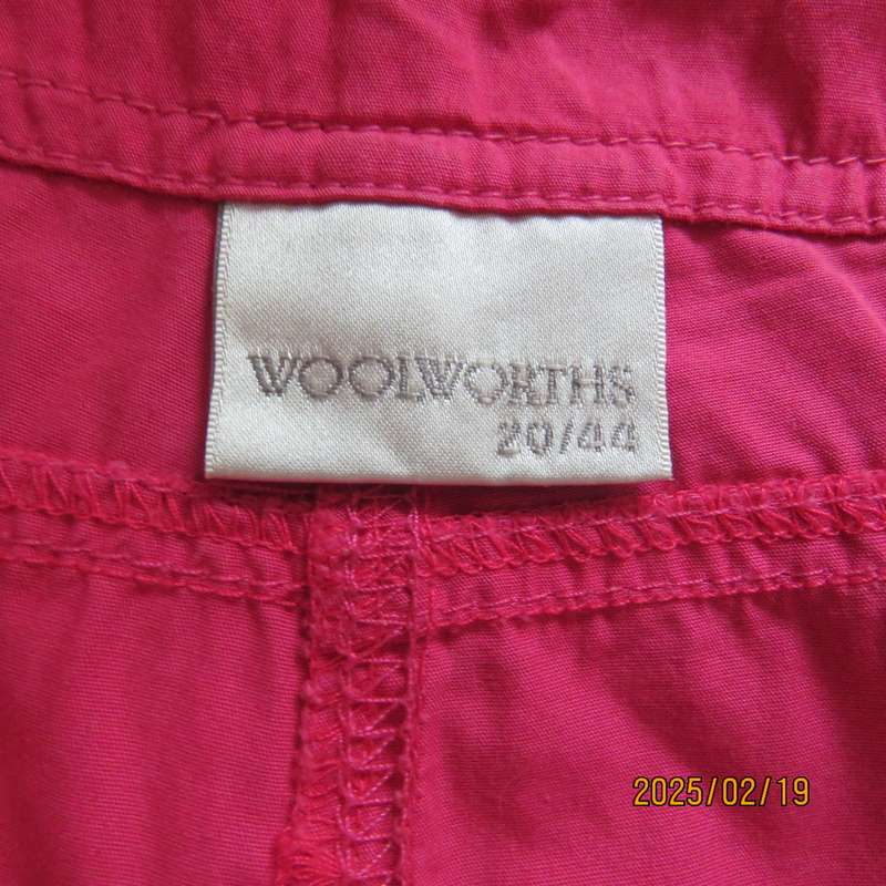 WOOLWORTHS magenta pink knee length 100% cotton shorts. Size 44. Back-size pockets. As new.