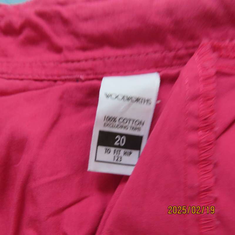 WOOLWORTHS magenta pink knee length 100% cotton shorts. Size 44. Back-size pockets. As new.