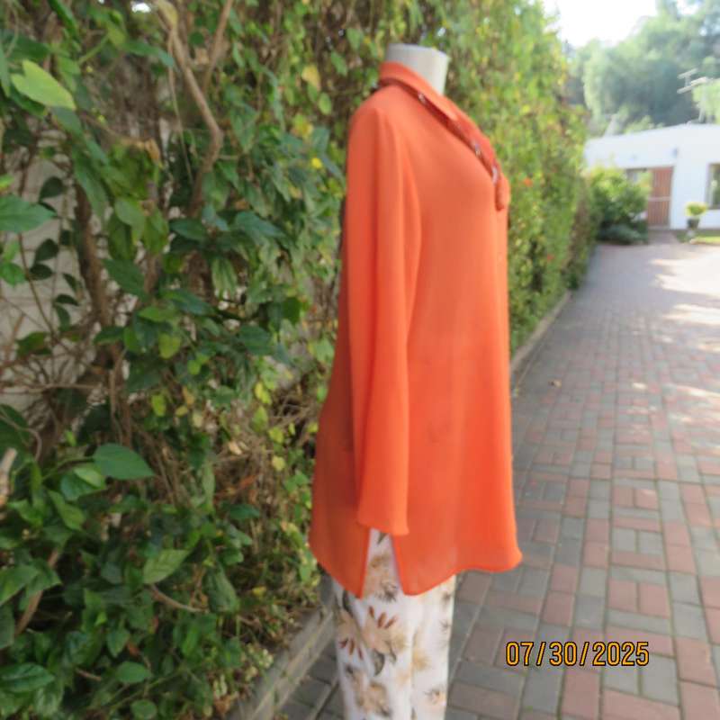 Tangerine crinkled polyester long sleeve button down size 42 top. Open collar