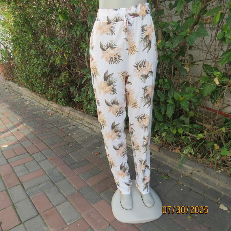 REAL woman white viscose floral pants with side pockets, Size 42.