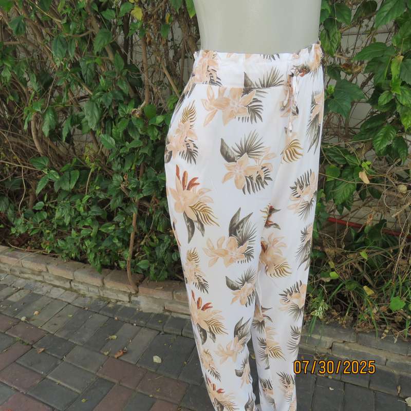 REAL woman white viscose floral pants with side pockets, Size 42.