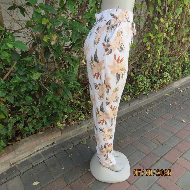 REAL woman white viscose floral pants with side pockets, Size 42.
