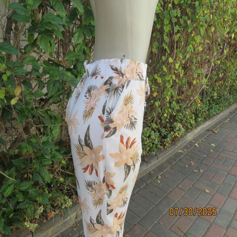 REAL woman white viscose floral pants with side pockets, Size 42.