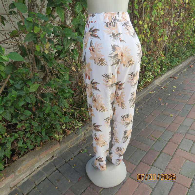 REAL woman white viscose floral pants with side pockets, Size 42.