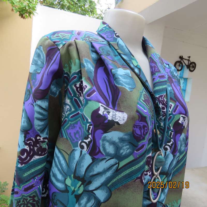FASHIONETTE striking long sleeve top size 42. In medley of greens-purple. Lapel collar. New cond.